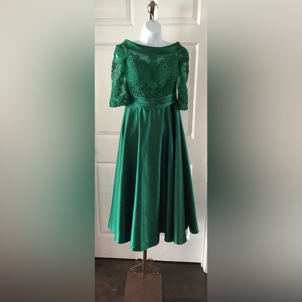 Unbranded Elegant Green T-length Gown w 3/4 Sleeves w Off Shoulder Size 18